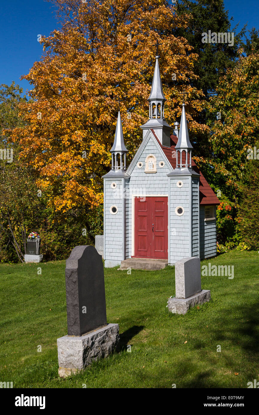 Una piccola cappella del cimitero sull isola di Ile d'Orleans, Quebec, Canada. Foto Stock