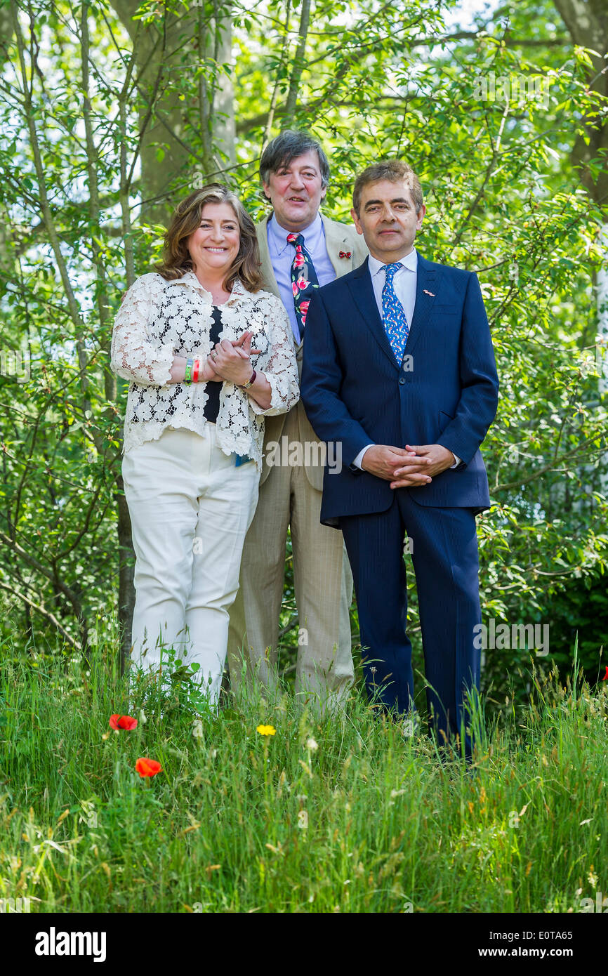 Stephen Fry, Caroline Quentin e Rowan Atkinson sulla terra di nessuno:ABF del soldato Giardino di carità. Il Chelsea Flower Show 2014. Il Royal Hospital Chelsea, Londra, Regno Unito. Foto Stock