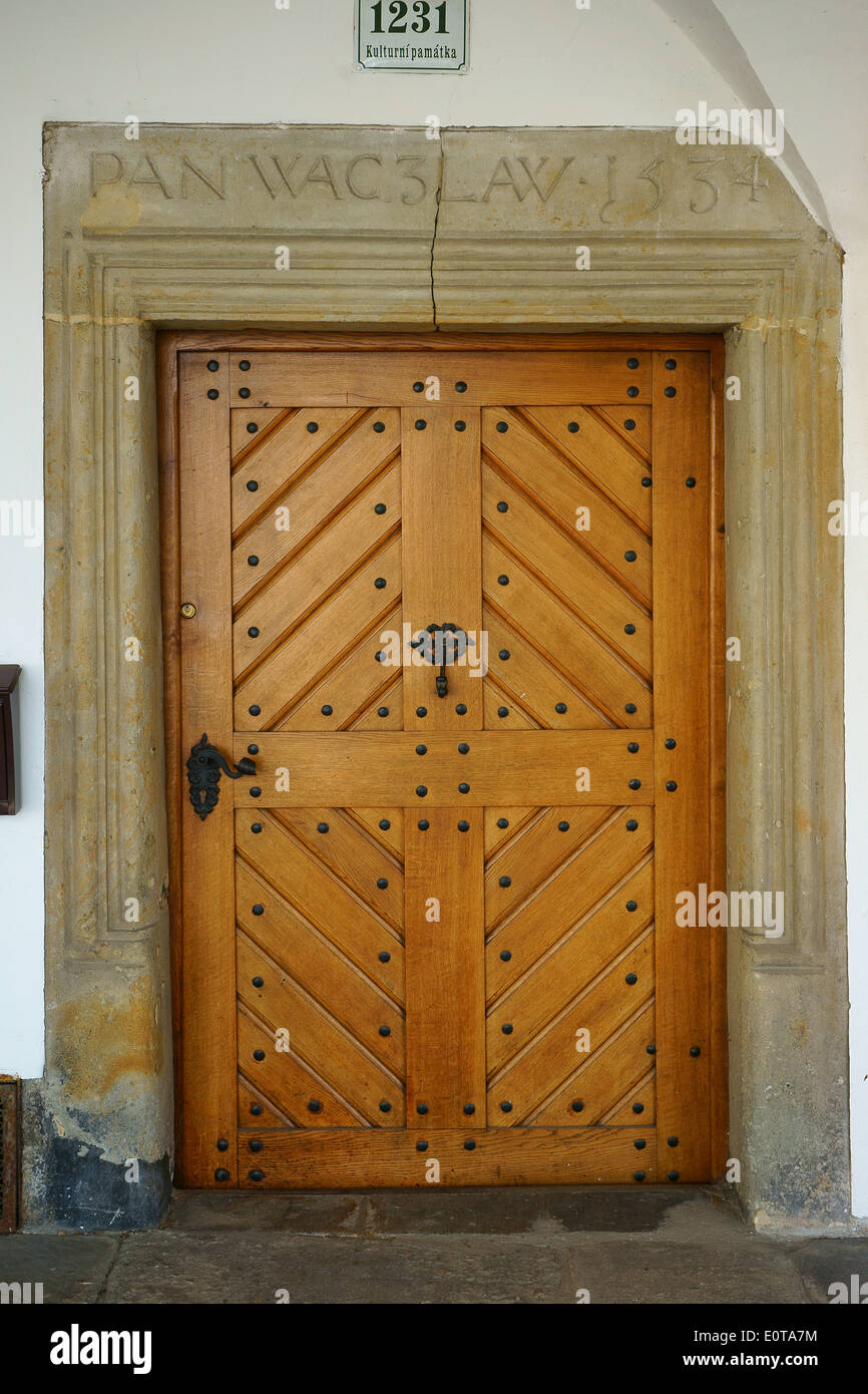 Vecchia porta di legno Nove Mesto nad Metuji Repubblica Ceca Foto Stock