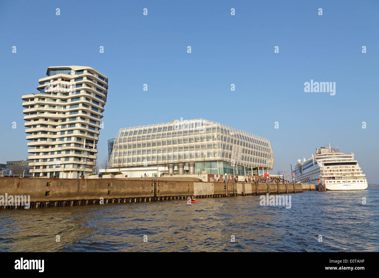 Marco Polo Tower, Unilever House e AIDAsol cruiser, la città portuale di Amburgo, Germania Foto Stock