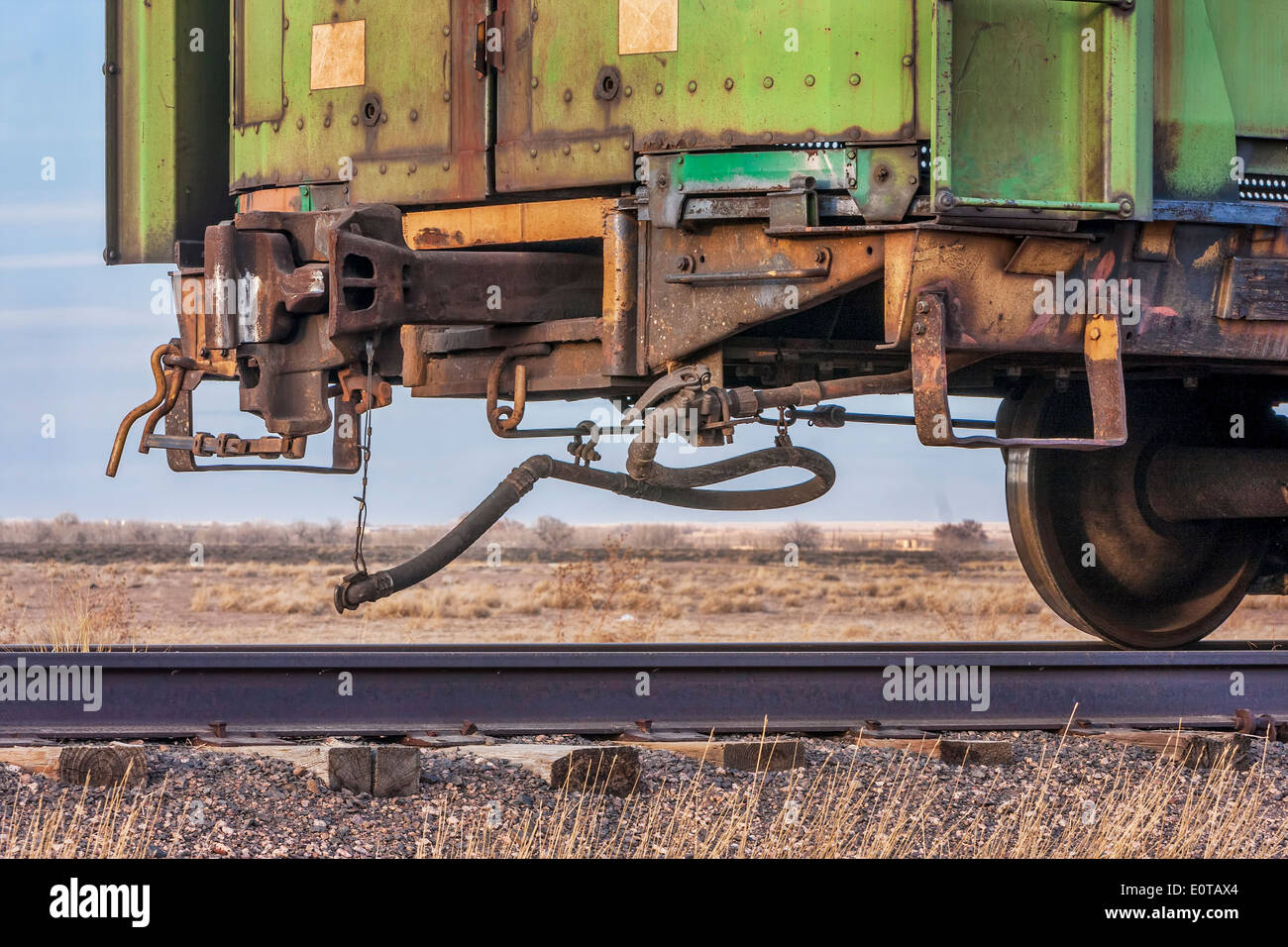 Un veicolo ferroviario per il trasporto di bestiame o estremità del treno su un binario in Colorado terreni agricoli Foto Stock