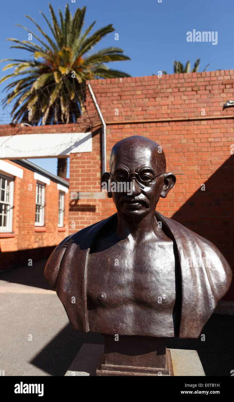 Busto del Mahatma Gandhi presso la Constitution Hill di Johannesburg, Sud Africa, dove egli era una volta imprigionato. Foto Stock