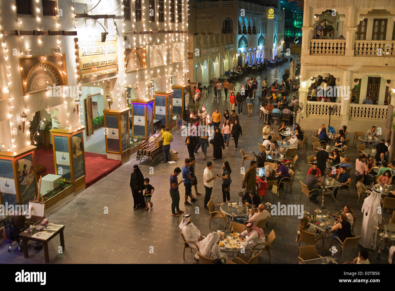 Doha. Il Qatar. Souq Waqif. La gente seduta al caffè all'aperto e ristoranti al di fuori del Souq Waqif Arts Center. Foto Stock
