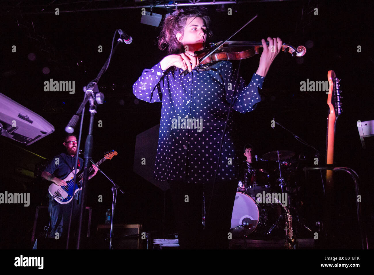 Milano Italia. Il 12 maggio 2012. Il British indie-folk band FANFARLO esegue dal vivo presso il club della musica Magazzini Generali Foto Stock