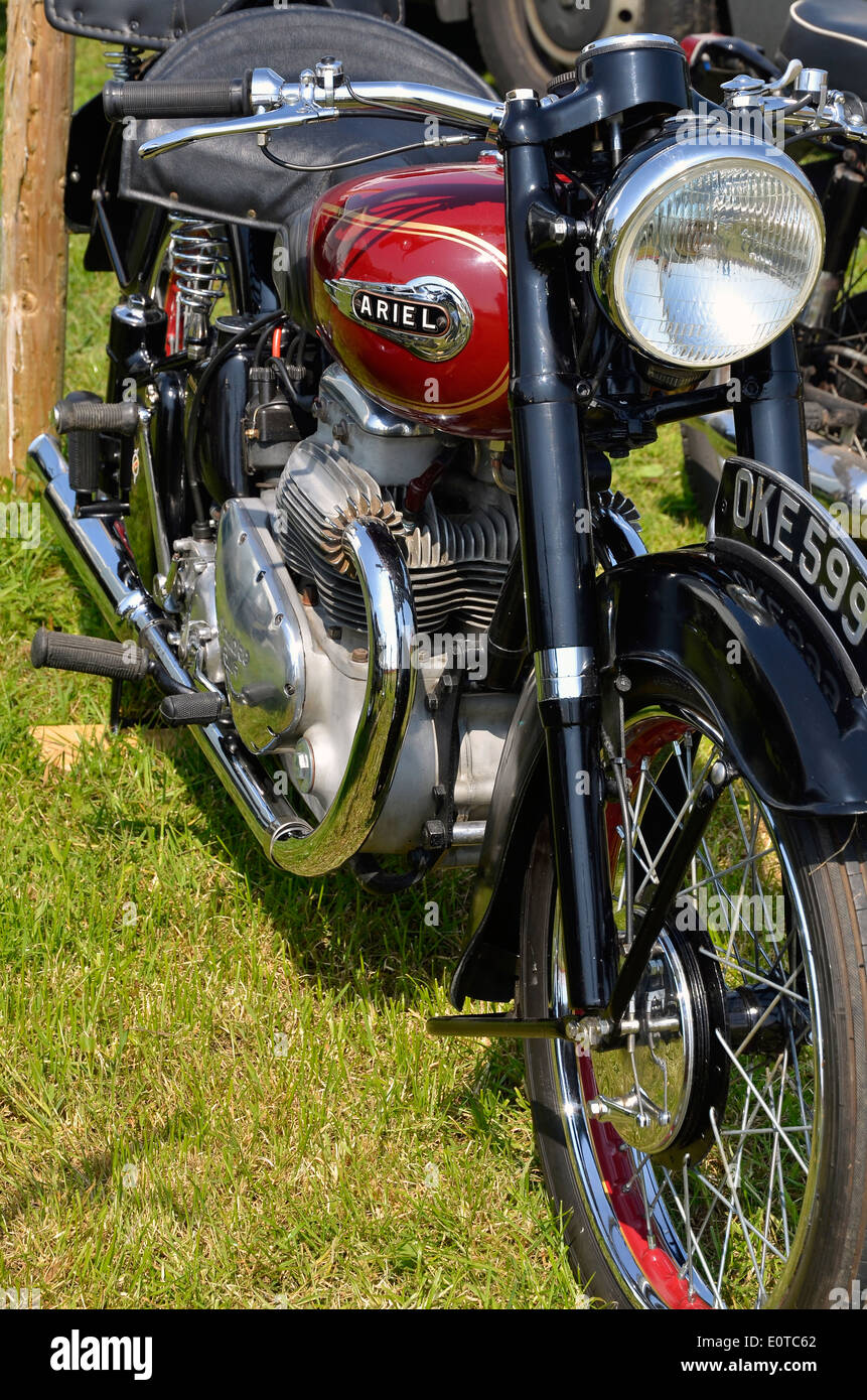 Un classico Ariel Square quattro Mk 1 moto prodotta dal 1949 al 1953 con telescopico forcelle anteriore e posteriore dello stantuffo sospensione. Foto Stock
