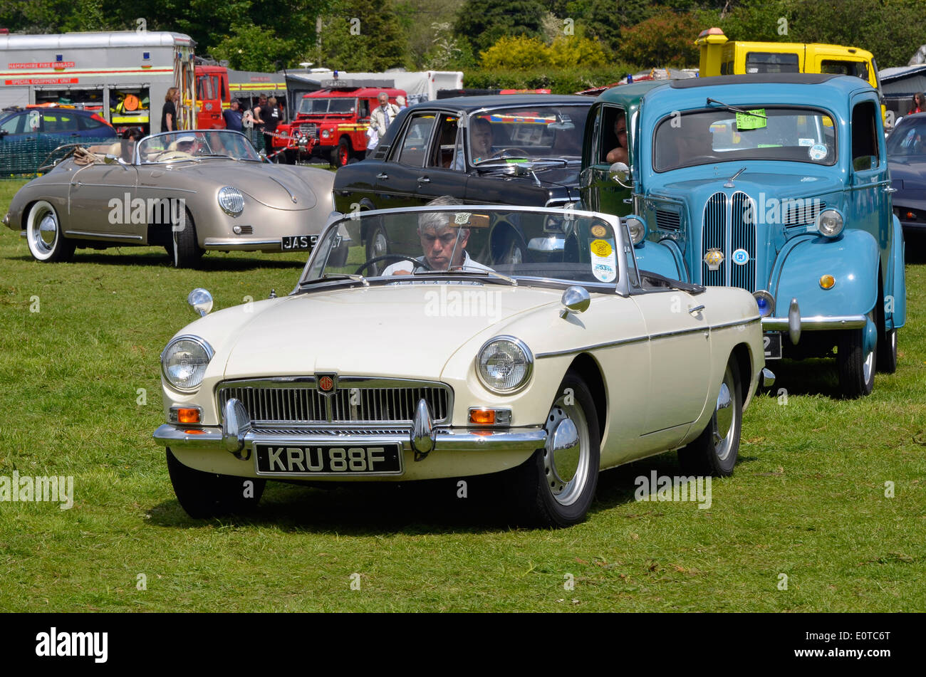 Classic Cars line up per la sfilata anello in corrispondenza di un veicolo classic show - 1967 MGB, Ford popolare, Ford Cortina Mk2 e inizio Porsche. Foto Stock