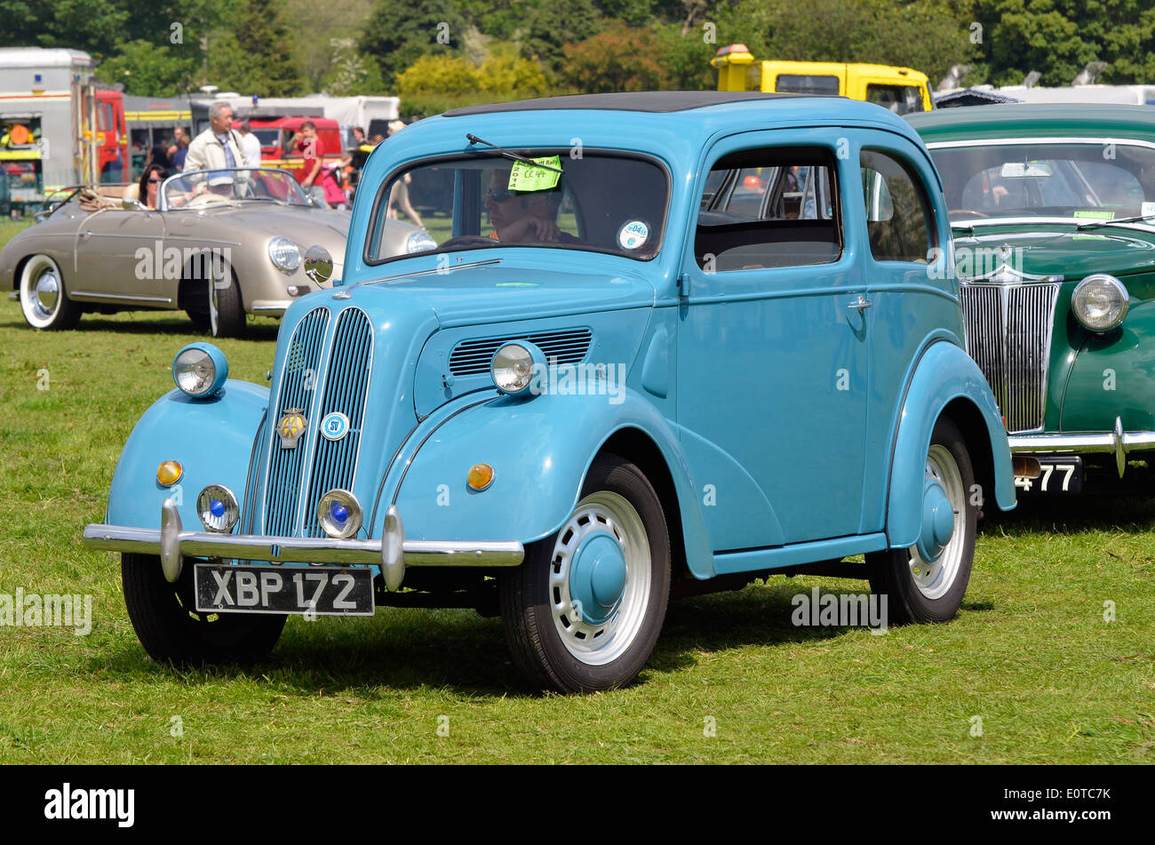 1950 Ford popolare berlina e altri veicoli schierati pronti per lo spettacolo anello in corrispondenza di un vintage e classic show del veicolo. Foto Stock