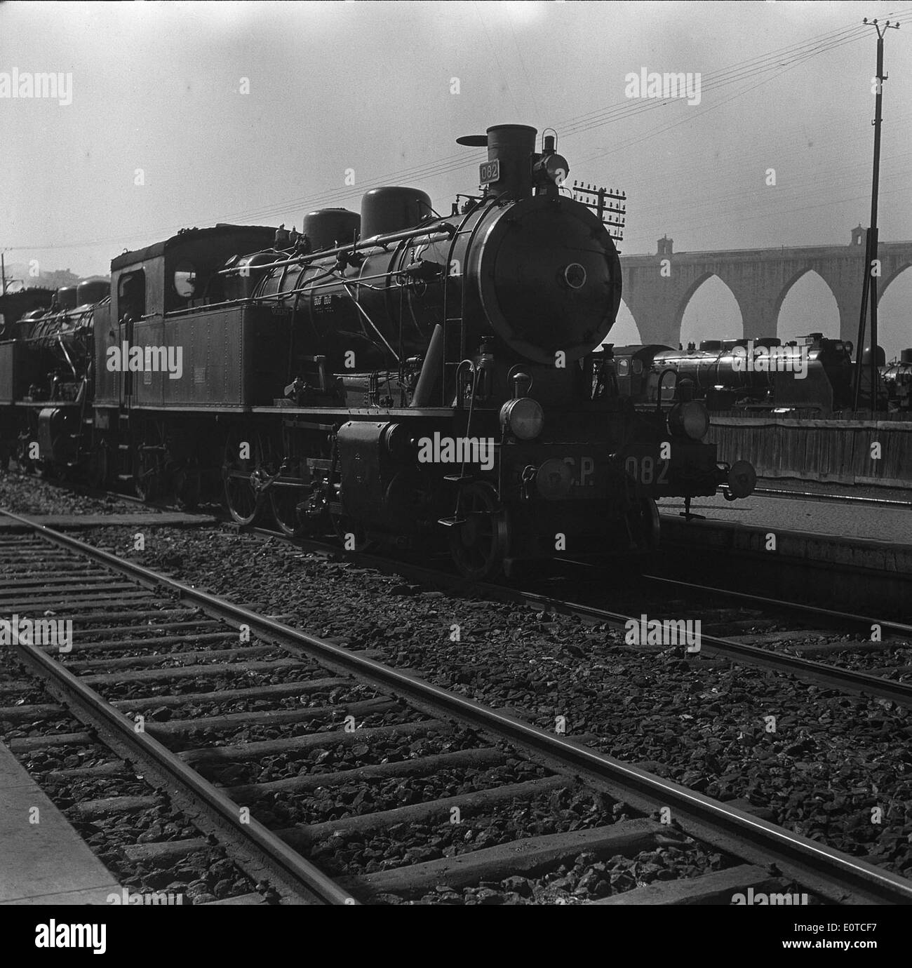 Estação de Campolide di Lisbona è una stazione ferroviaria fondamentale che fa parte della rete ferroviaria portoghese e contribuisce all’infrastruttura di trasporto di Lisbona. Foto Stock