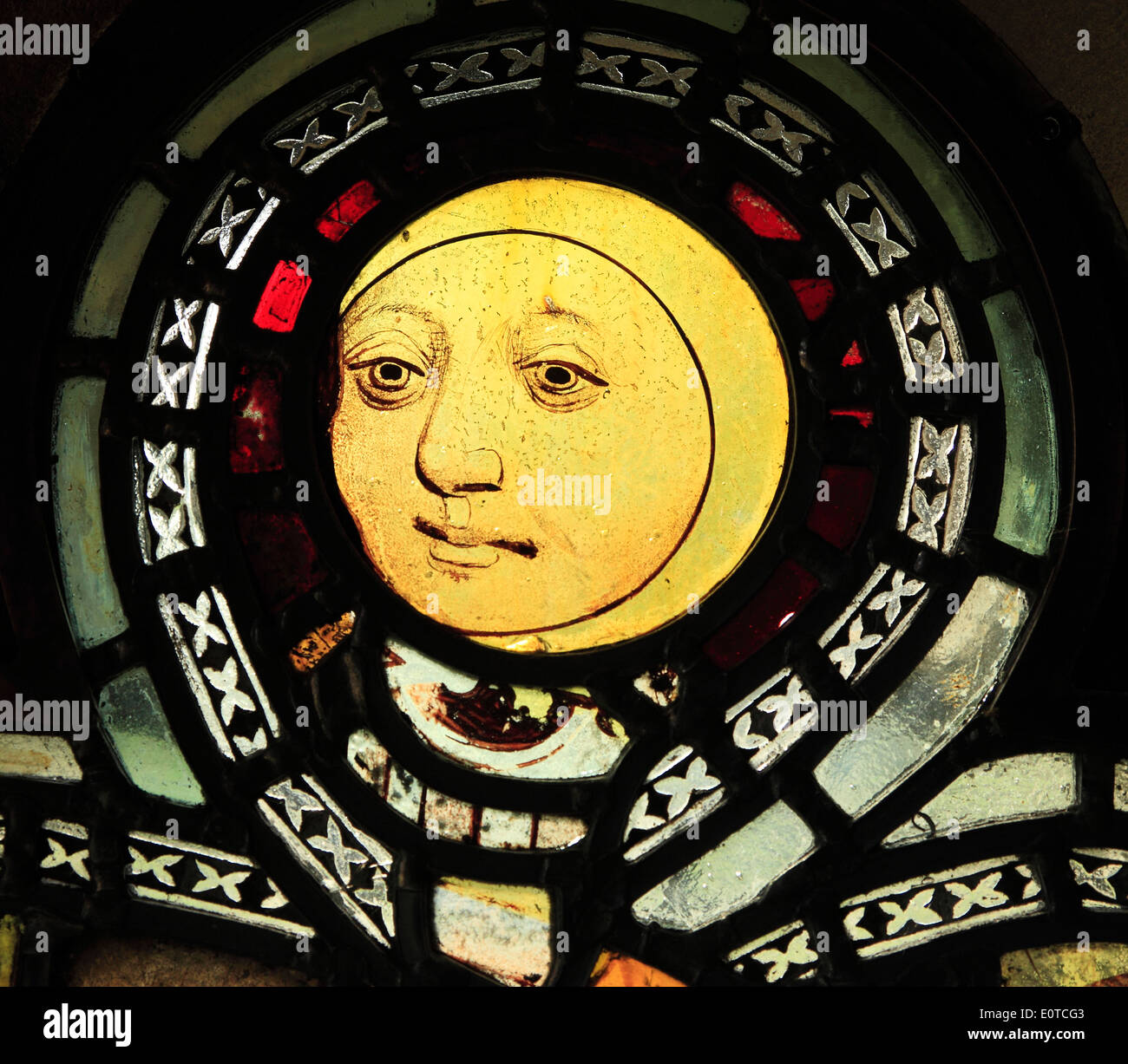 Medievale inglese vetrata, l uomo nella luna, Burnham Deepdale, Norfolk England Regno Unito Foto Stock