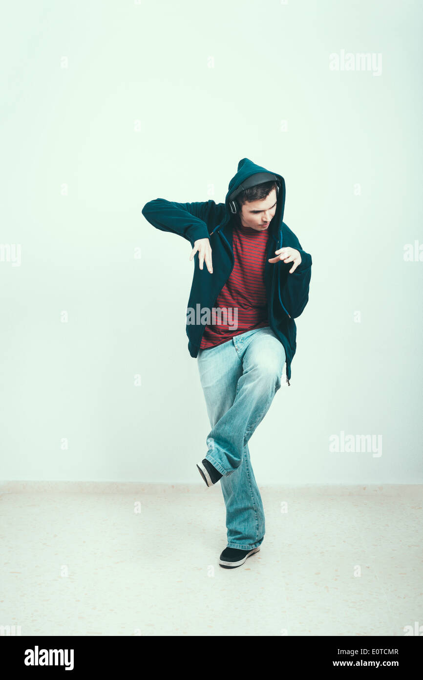 Raffreddare l'uomo in felpa con cappuccio a ballare. Foto Stock