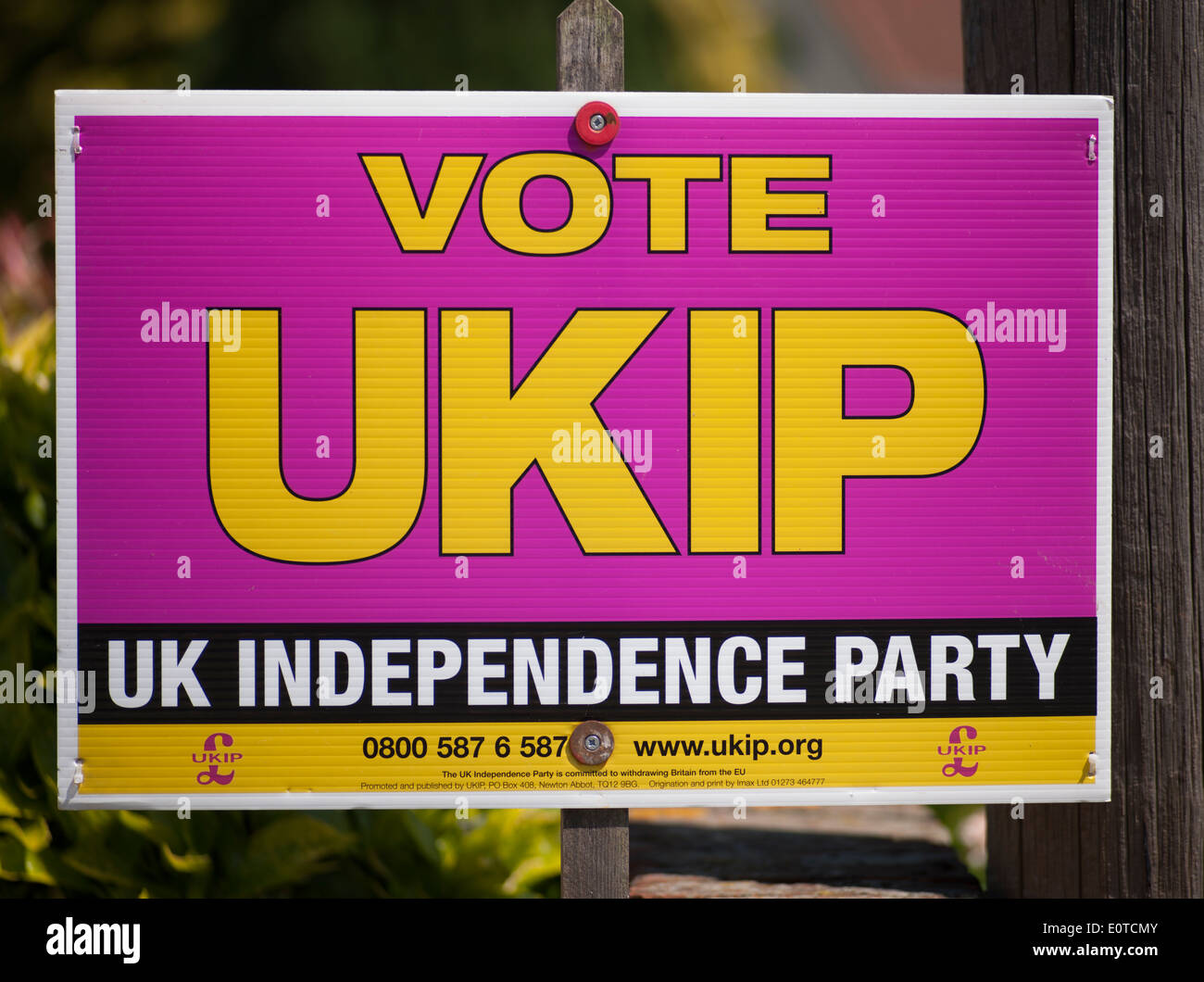 Voto UKIP e dont voto elettorale UKIP indicazioni presentate nella stessa strada Foto Stock