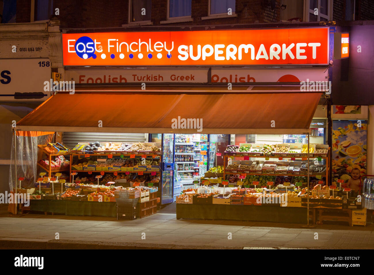 East Finchley supermercato locale negozio ad angolo con frutta e verdura al di fuori di visualizzazione High Road East Finchley North London Inghilterra England Regno Unito Foto Stock