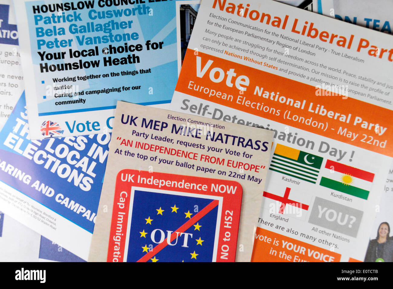 Elezione Locale & elezione europea letteratura da alcune parti diverse (Partito Conservatore, Nazionale Partito Liberale e un'indipendenza dall'Europa partito) consegnato a un residente in Hounslow, Regno Unito. Foto Stock