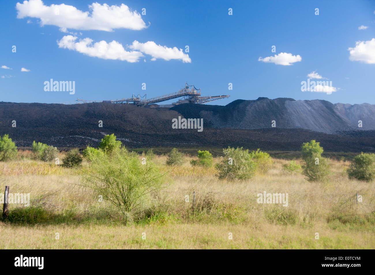 Aprire il taglio o aprire il cast della miniera di carbone di carbone con macchine di carico vicino a Clermont Queensland centrale Australia Foto Stock