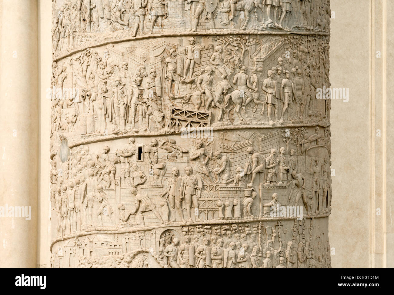 Close up dettagliato intaglio sulla colonna Trajans, II secolo D.C., completato AD 113, il Forum, Roma Italia Foto Stock