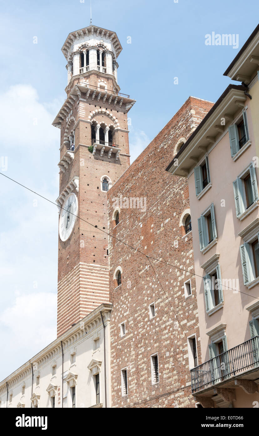 La storica Torre dei Lamberti a Verona (Italia) Foto Stock