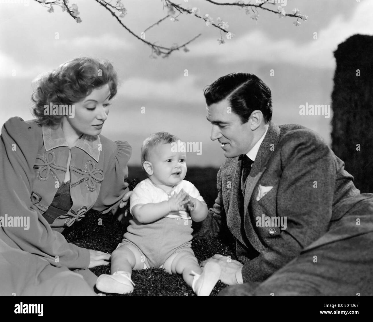 Greer Garson e Walter Pidgeon, con il bambino sul set del film "fiorisce in polvere', 1941 Foto Stock