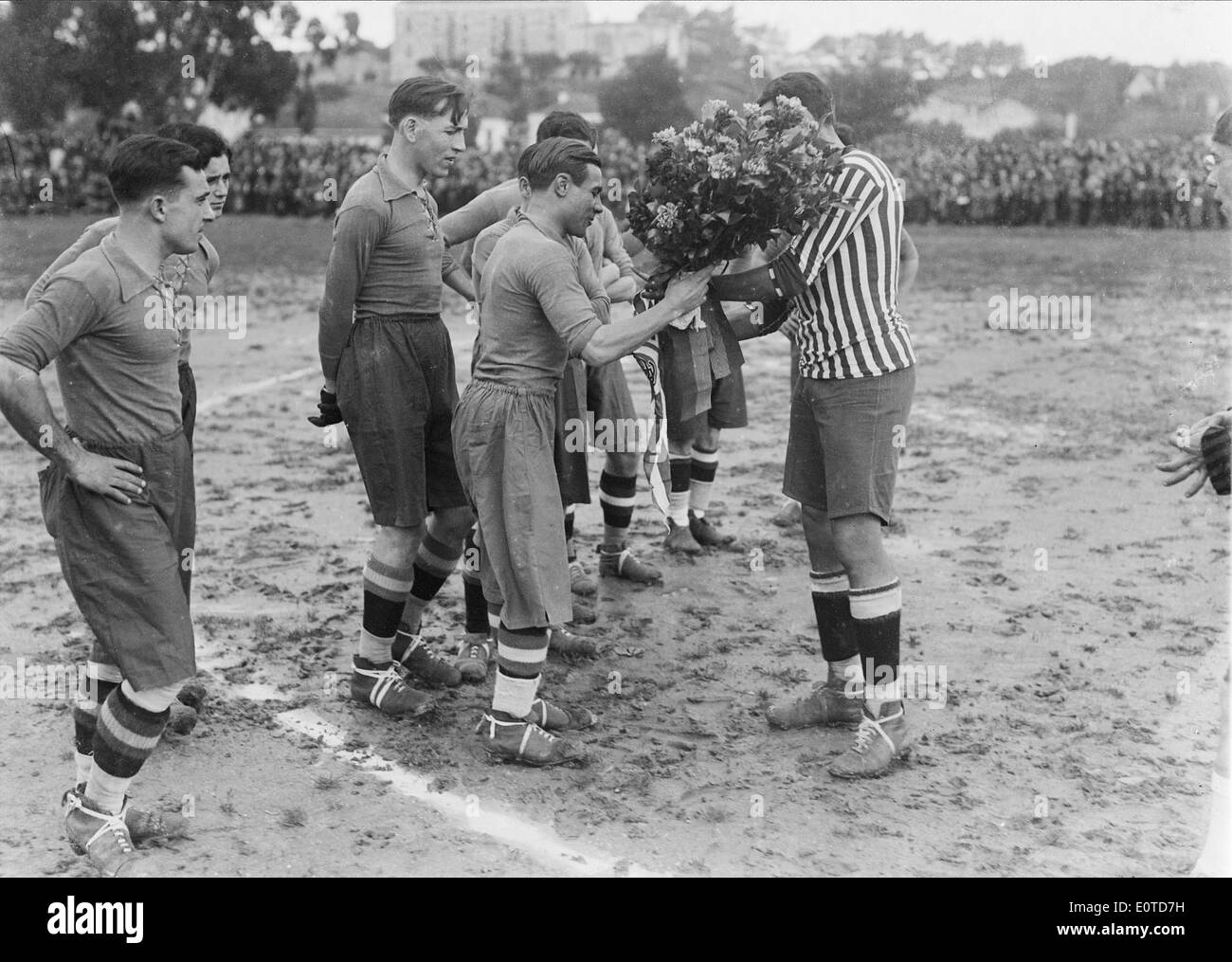 Una partita di calcio in Portogallo cattura la passione per lo sport del paese. L'immagine, scattata da Mário Novais, evidenzia l'intensità e l'importanza culturale del calcio nella società portoghese. Foto Stock