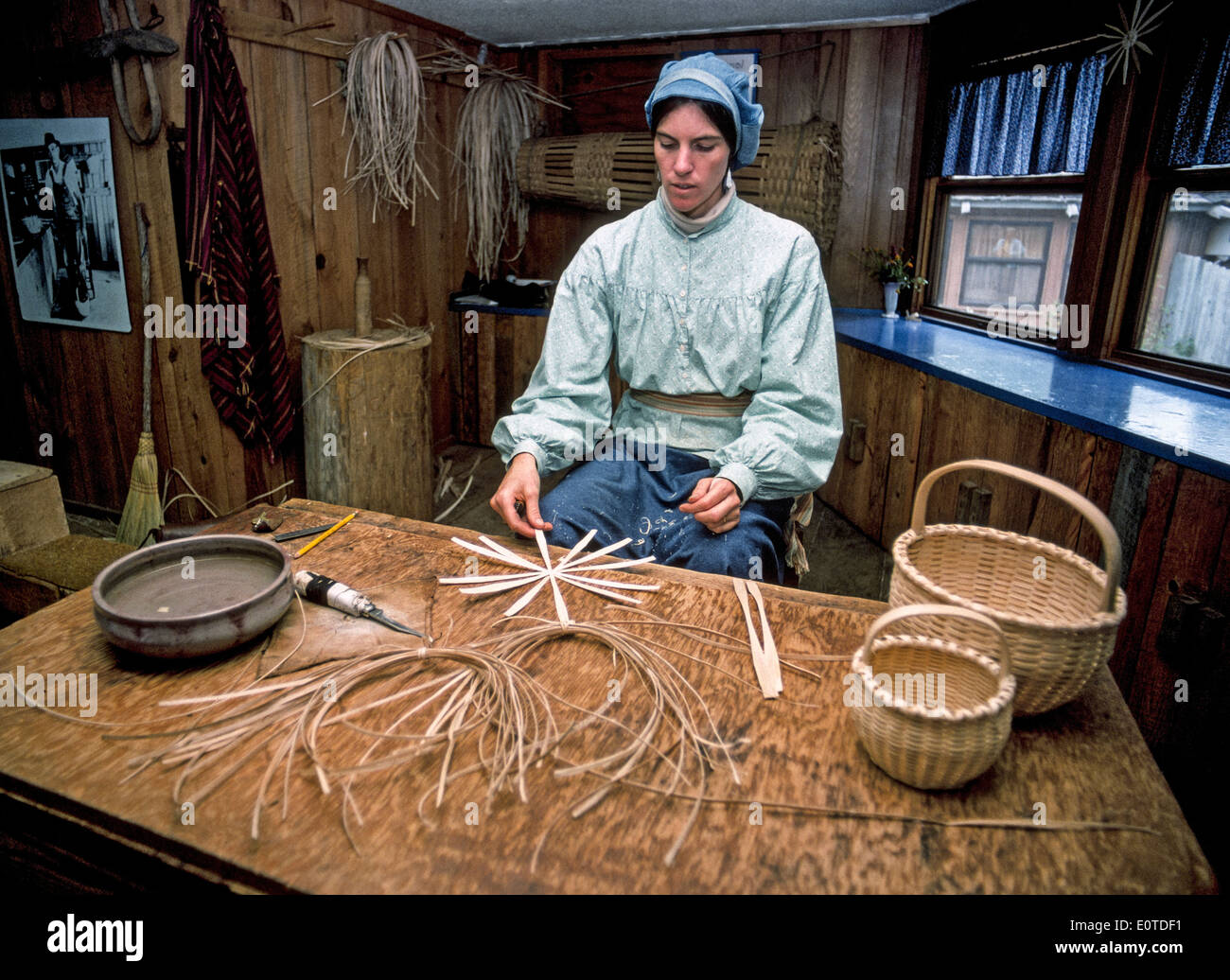 Un cestello maker inizia con la sua base di dimostrare un precoce artigianato americano al Ozark Centro Folk, una storia vivente del parco statale in Arkansas, STATI UNITI D'AMERICA Foto Stock