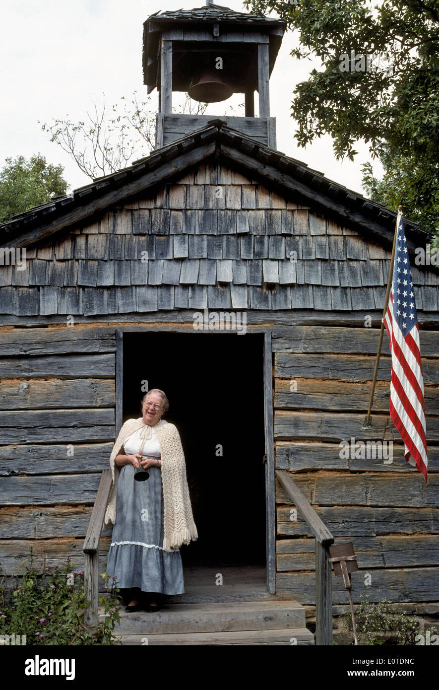 Un insegnante accoglie i visitatori alla vendemmia schoolhouse al Ozark Centro Folk, una storia vivente del parco statale di Mountain View, Arkansas, Stati Uniti d'America. Foto Stock