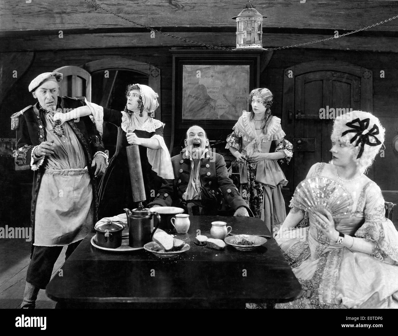 Tully Marshall, Dorothy Gish, Leon Errol, Edna Murphy, Nita Naldi, sul set del film muto, 'fare vestiti il pirata', 1925 Foto Stock