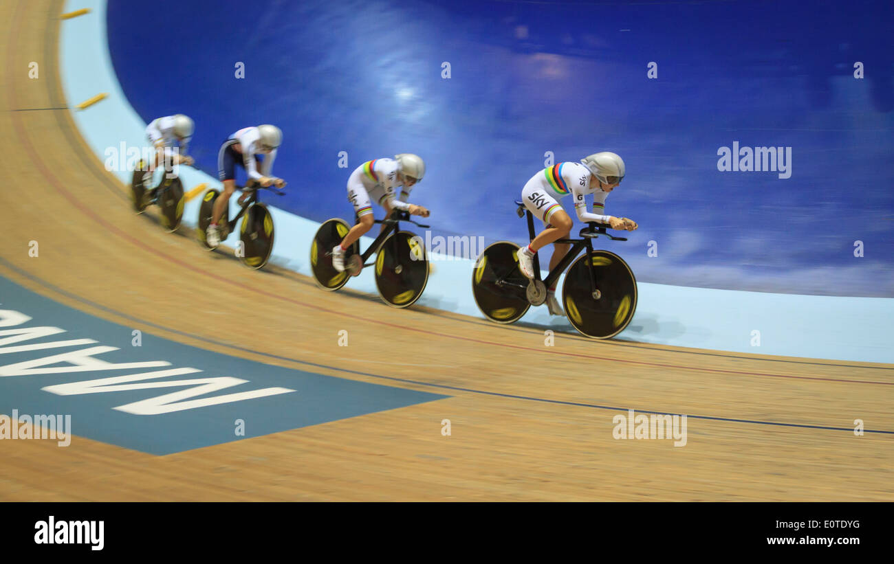 La Gran Bretagna Donne Squadra Pursuit squad stabilendo un nuovo record mondiale al Manchester Velodrome, UCI via World Cup 2013 Foto Stock