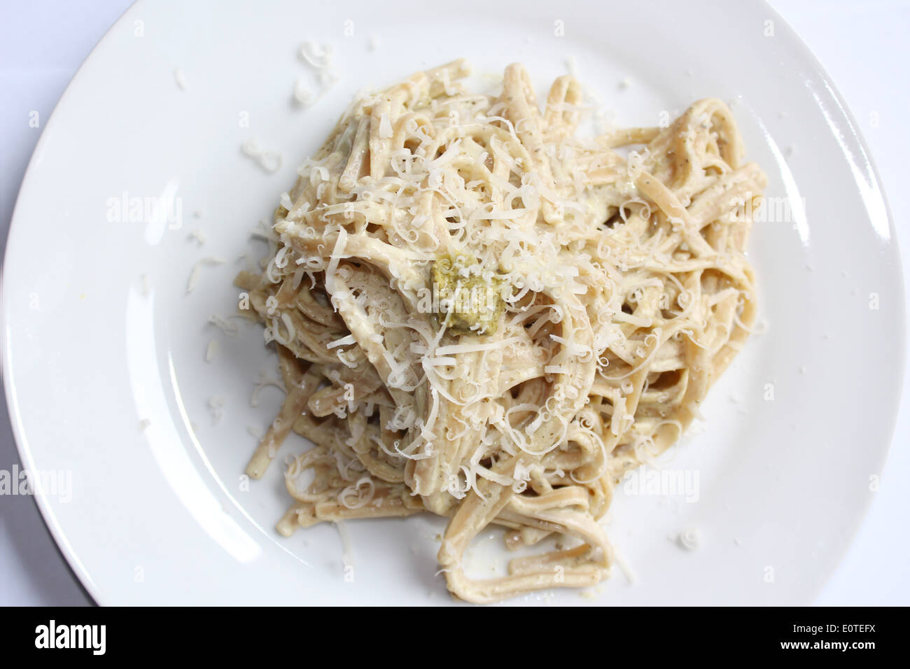 Linguine con pesto di basilico e parmigiano. Foto Stock
