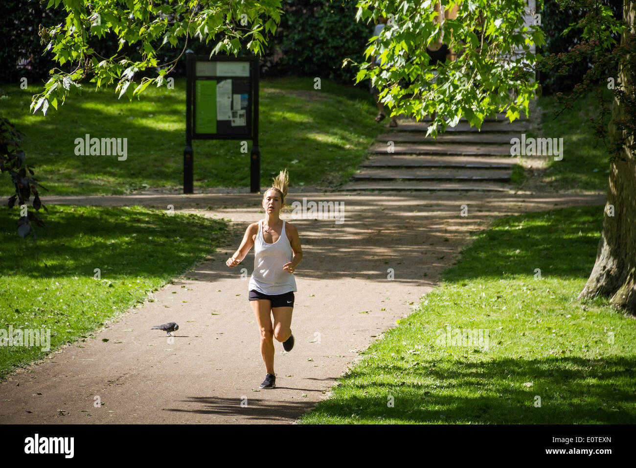 Londra, Regno Unito. Il 19 maggio 2014. Londra: sensazione di calore sul giorno più caldo del 2014 finora Credito: Guy Corbishley/Alamy Live News Foto Stock