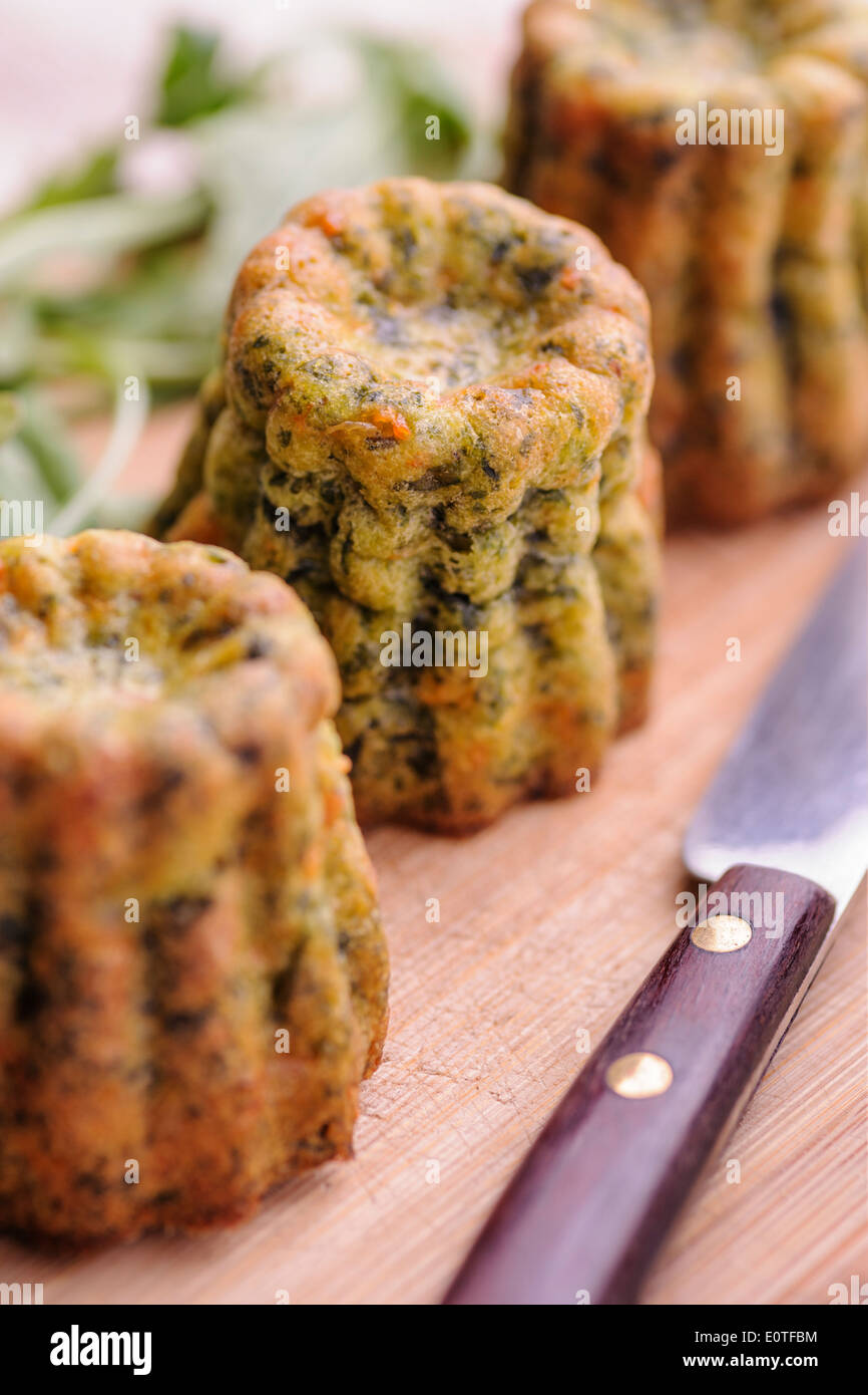 Gli spinaci e salmone canneles, una variazione della tradizionale ricetta cannele da Bordeaux, Francia Foto Stock