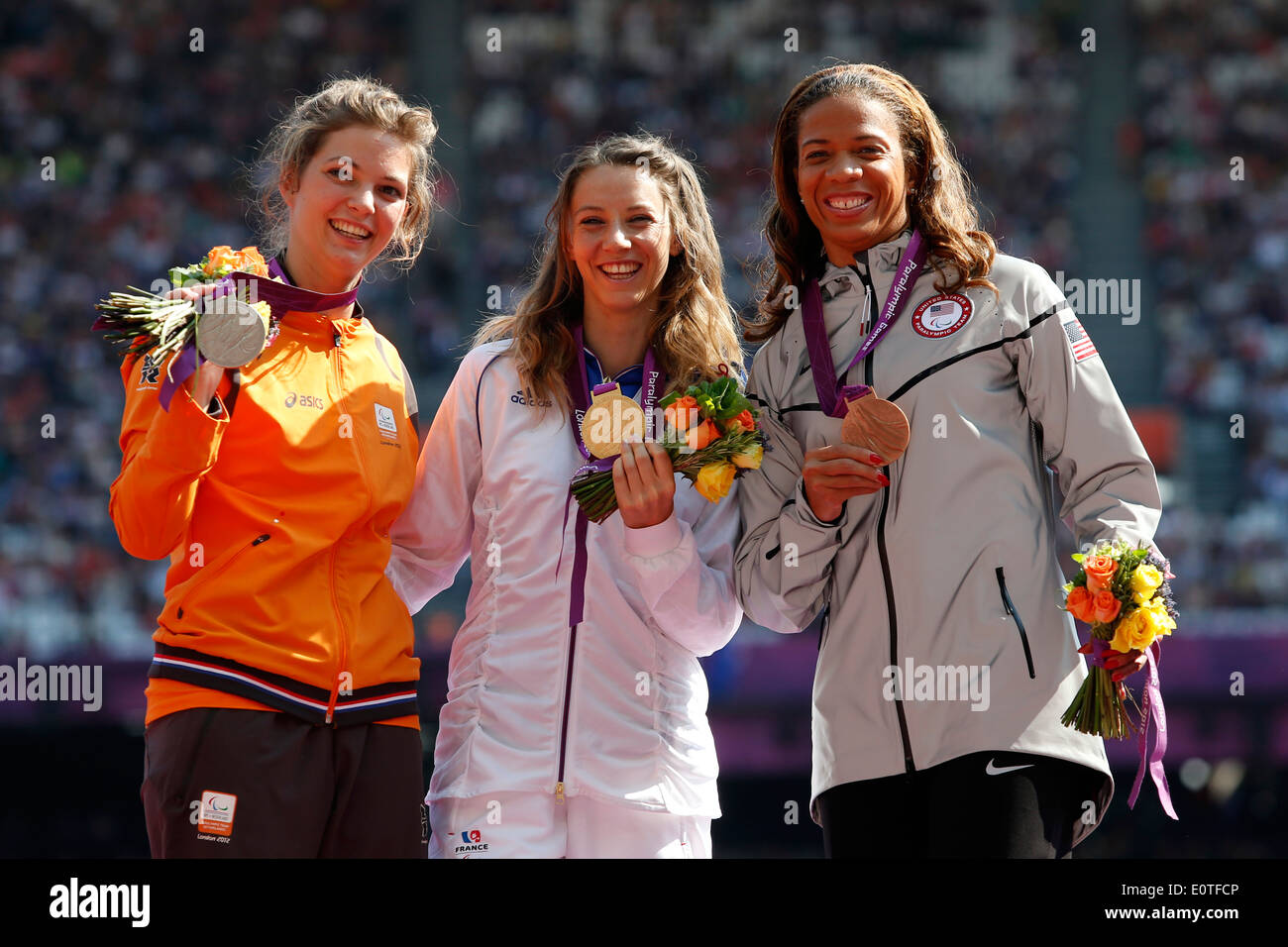 (L-R) argento medaglia Marlou Van Rhijn dei Paesi Bassi, medaglia d'Oro Marie-Amelie le pellicce di Francia e medaglia di bronzo aprile Holmes degli Stati Uniti d'America festeggiano sul podio seguendo le donne 100m - T44 finale allo stadio olimpico durante il London 2012 Giochi Paralimpici di Londra, Gran Bretagna, 03 settembre 2012. Foto Stock