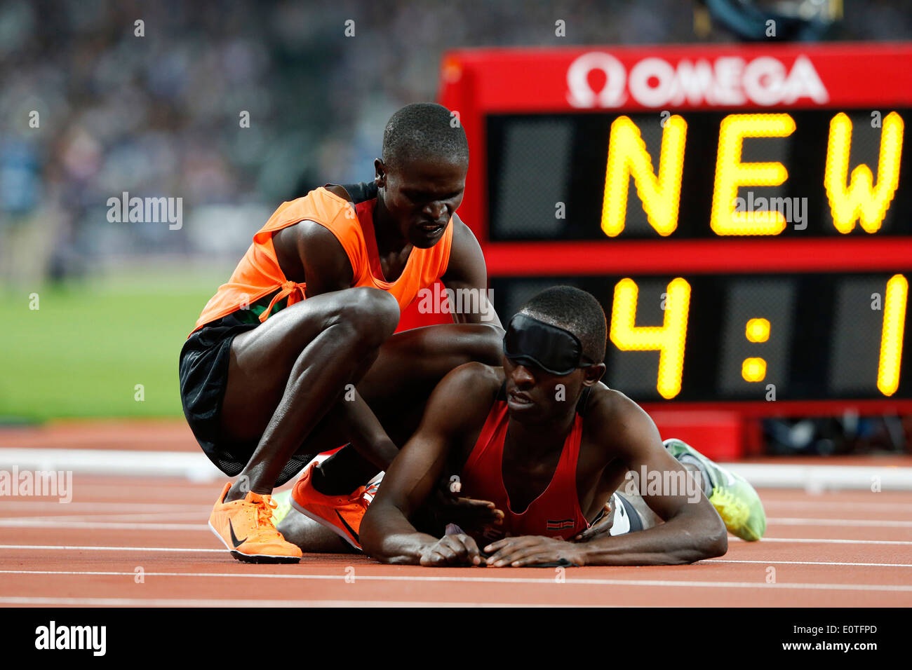 Samwel Mushai Kimani del Kenya reagisce dopo aver vinto l'oro a seguito degli uomini 1500m - T11 finale allo stadio olimpico durante il London 2012 Giochi Paralimpici di Londra, Gran Bretagna, 03 settembre 2012. Foto Stock