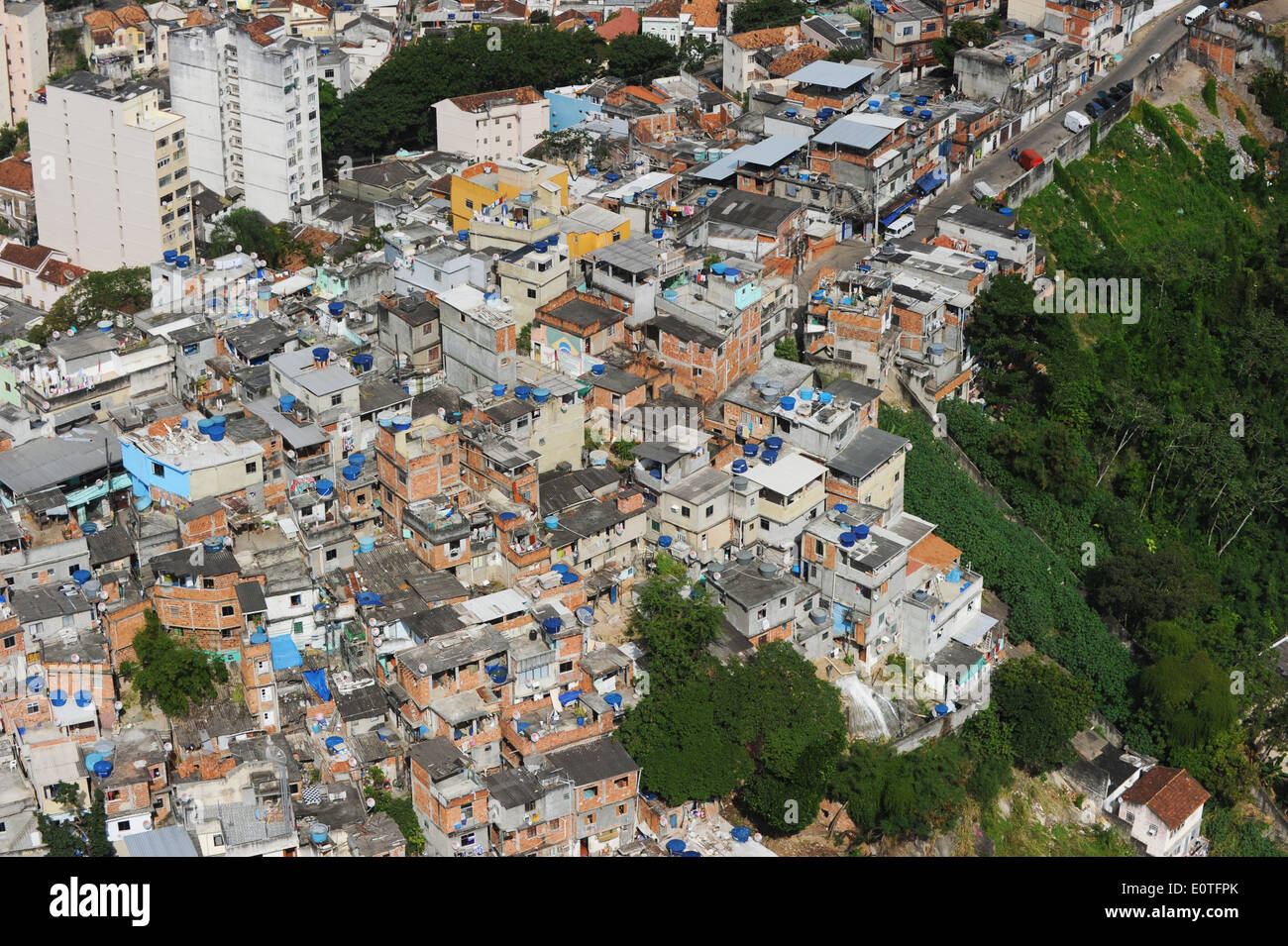 RIO DE JANEIRO, 15 maggio 2014 Panoramica di Rio de Janeiro" s Rocinha baraccopoli situato sulle colline che circondano la città's Beach Foto Stock