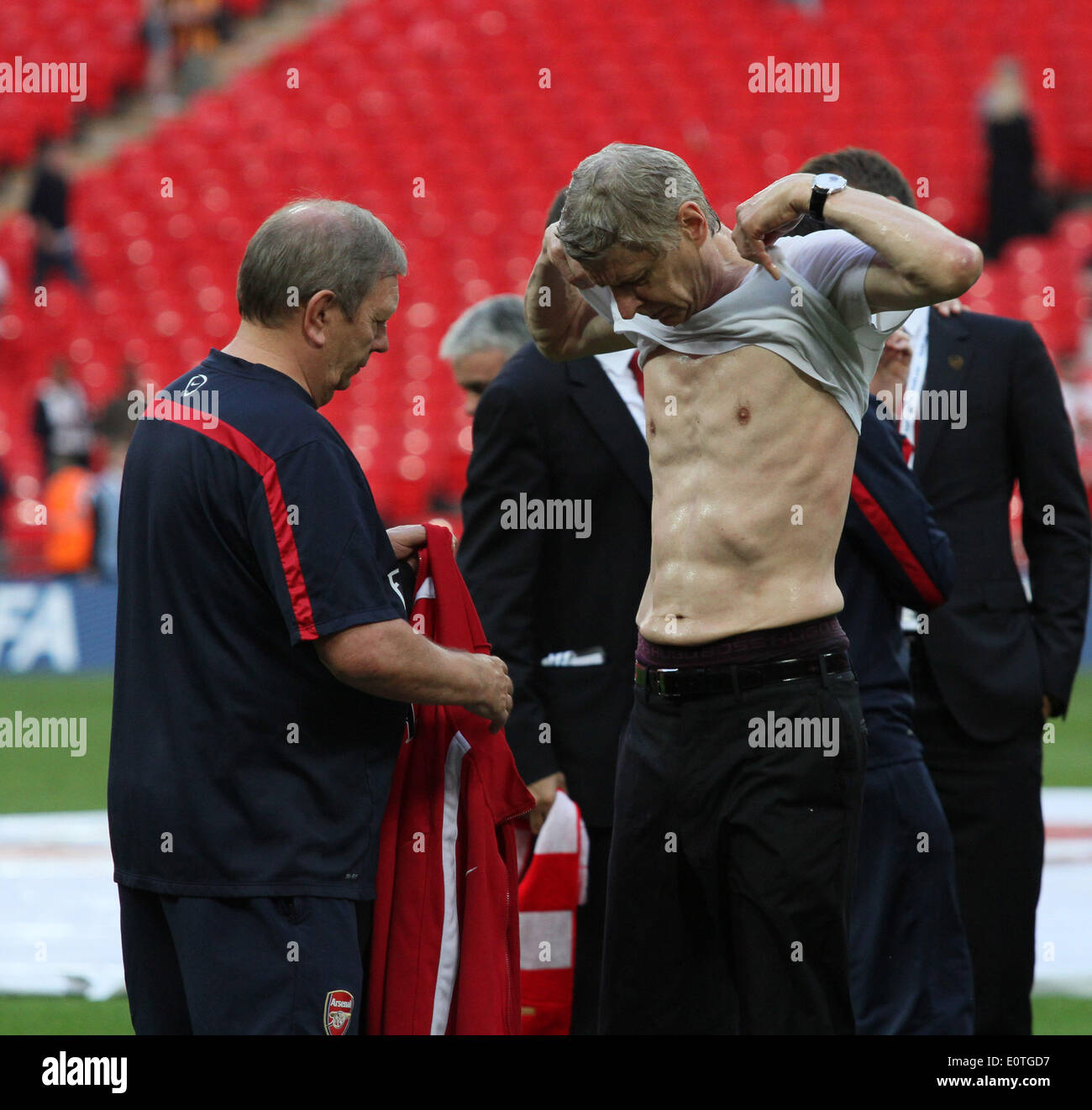 Finale di FA Cup - Arsenal v Hull City . . Wembley, London, Regno Unito . . 17.05.2014 Arsène Wenger (Arsenal manager) cambia la sua maglietta dopo aver ottenuto una soluzione di bagnatura da i suoi giocatori. **Questa immagine può essere utilizzata solo per uso editoriale** Pic: Paolo Marriott Fotografia Foto Stock