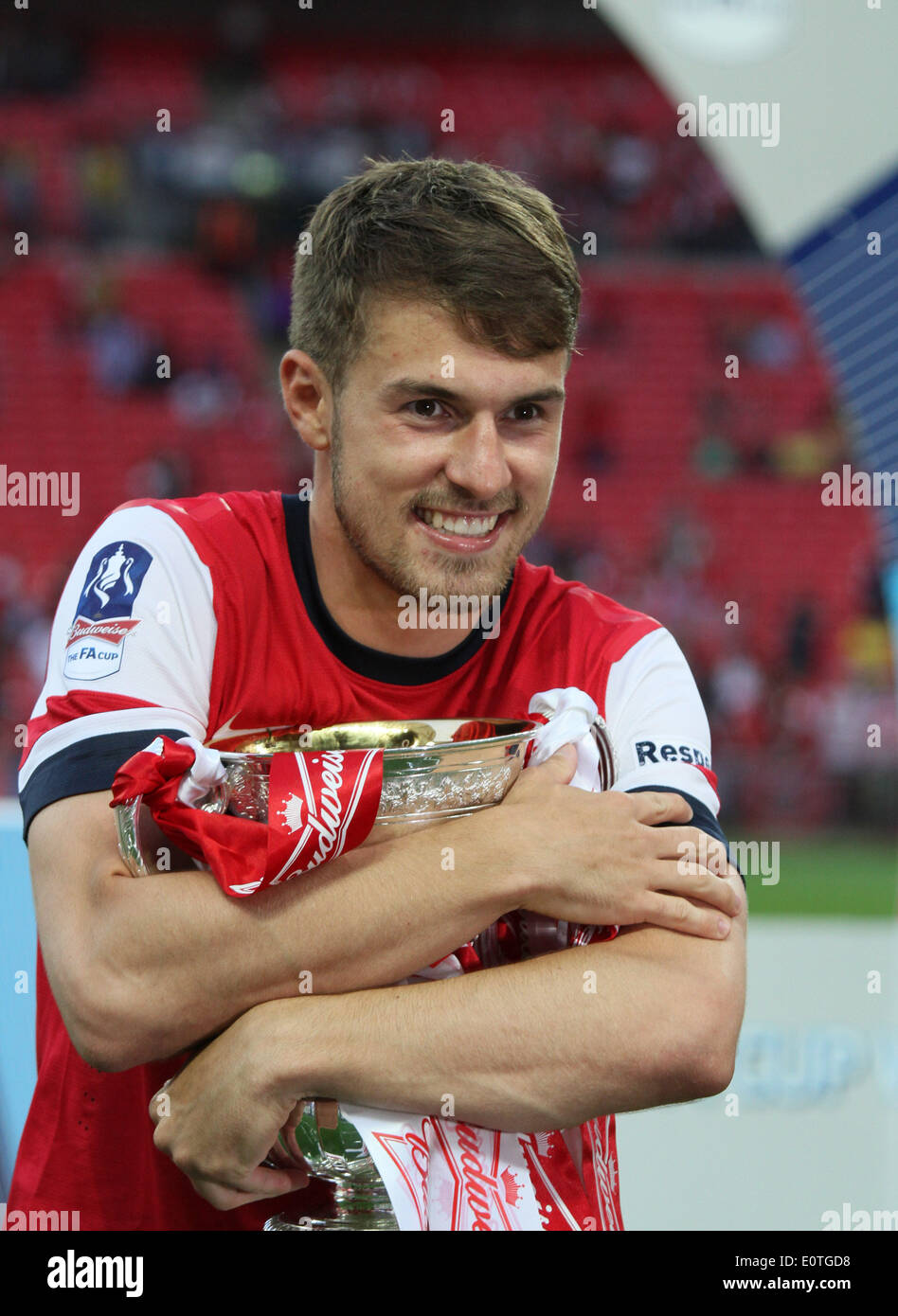 Finale di FA Cup - Arsenal v Hull City . . Wembley, London, Regno Unito . . 17.05.2014 Aaron Ramsey (a) tiene la FA Cup. **Questa immagine può essere utilizzata solo per uso editoriale** Pic: Paolo Marriott Fotografia Foto Stock