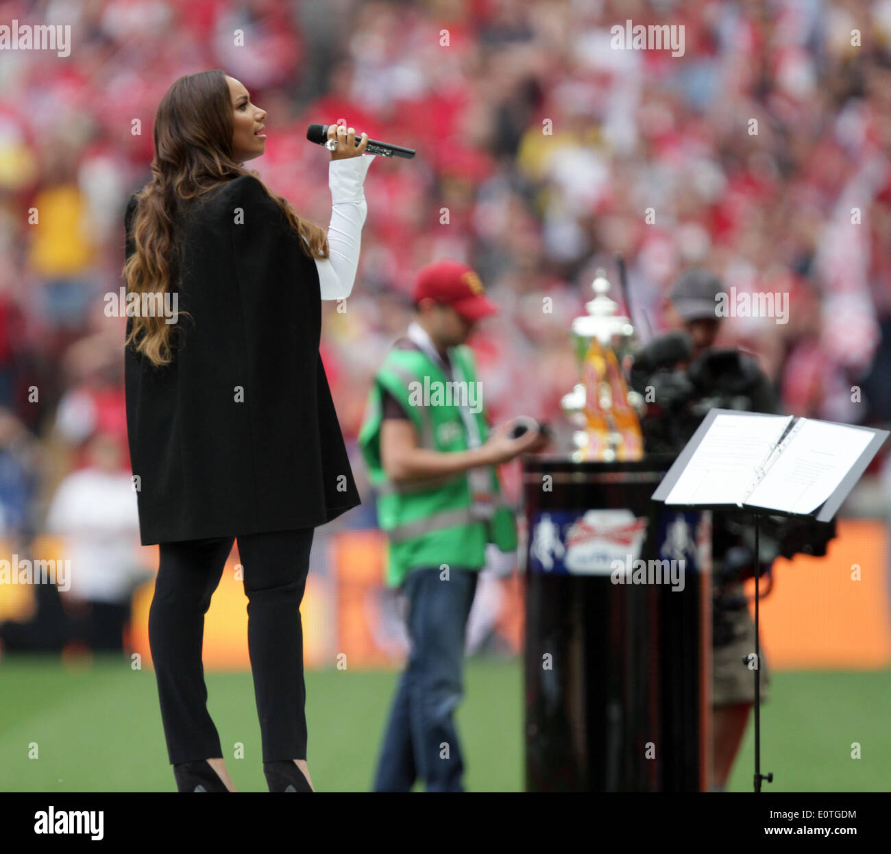 Finale di FA Cup - Arsenal v Hull City . . Wembley, London, Regno Unito . . 17.05.2014 Leona Lewis canta rimanete con me e inno nazionale prima di una partita. **Questa immagine può essere utilizzata solo per uso editoriale** Pic: Paolo Marriott Fotografia Foto Stock