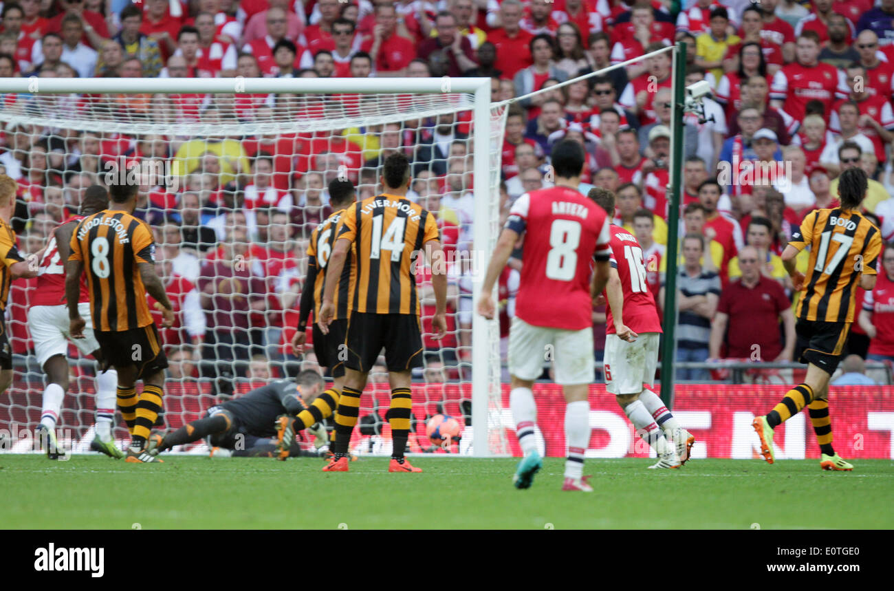 Finale di FA Cup - Arsenal v Hull City . . Wembley, London, Regno Unito . . 17.05.2014 Aaron Ramsey (A) punteggi un obiettivo per l'Arsenal. 3-2 * * Questa immagine può essere utilizzata solo per uso editoriale** Pic: Paolo Marriott Fotografia Foto Stock