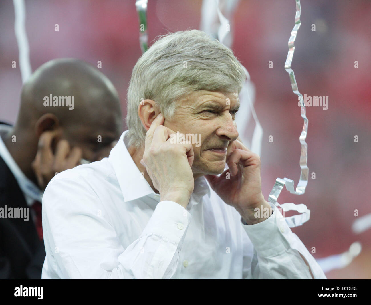 Finale di FA Cup - Arsenal v Hull City . . Wembley, London, Regno Unito . . 17.05.2014 Arsène Wenger (Arsenal manager) indietreggia come le esplosioni si spengono tutti intorno a lui. **Questa immagine può essere utilizzata solo per uso editoriale** Pic: Paolo Marriott Fotografia Foto Stock
