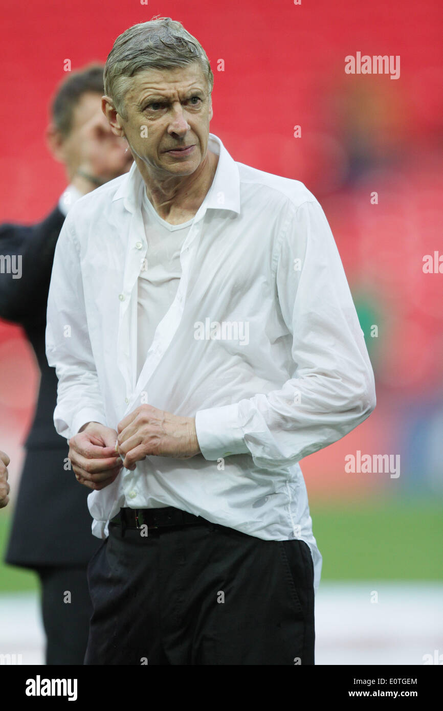 Finale di FA Cup - Arsenal v Hull City . . Wembley, London, Regno Unito . . 17.05.2014 Arsène Wenger (Arsenal manager) si toglie la sua maglietta dopo aver ottenuto un saoking dai suoi giocatori. **Questa immagine può essere utilizzata solo per uso editoriale** Pic: Paolo Marriott Fotografia Foto Stock