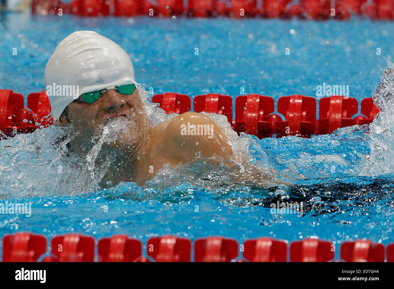 Gustavo Sanchez Martinez del Messico per il suo modo di vincere la medaglia d'oro durante gli uomini 100m Freestyle - S4 di nuoto finale concorso sessione tenutasi presso il centro di sport acquatici durante il London 2012 Giochi Paralimpici di Londra, Gran Bretagna, 05 settembre 2012. Foto Stock