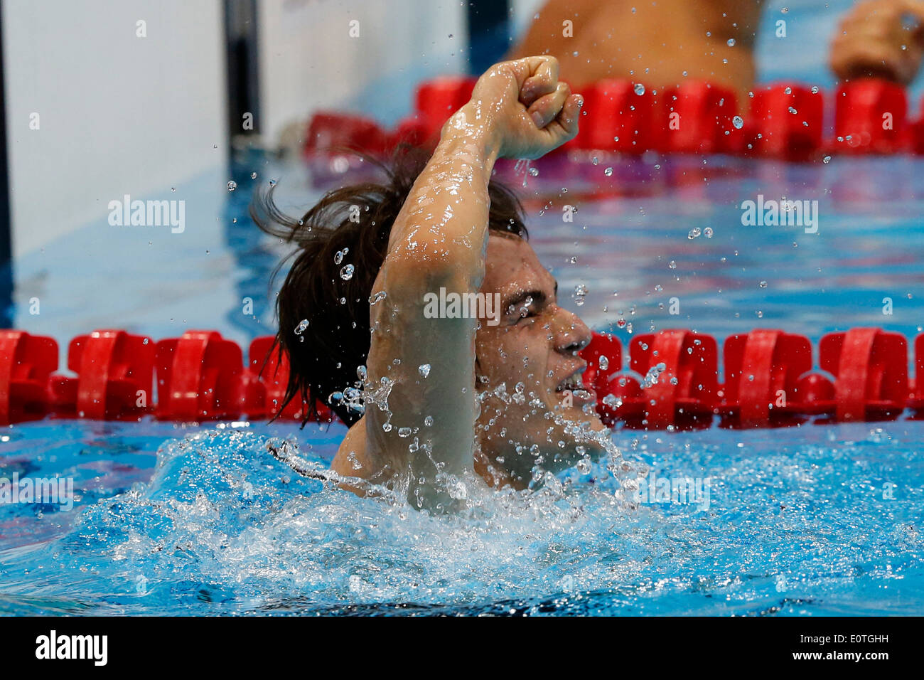 Gustavo Sanchez Martinez del Messico celebra vincere l'oro in seguito gli uomini 100m Freestyle - S4 di nuoto finale concorso sessione tenutasi presso il centro di sport acquatici durante il London 2012 Giochi Paralimpici di Londra, Gran Bretagna, 05 settembre 2012. Foto Stock