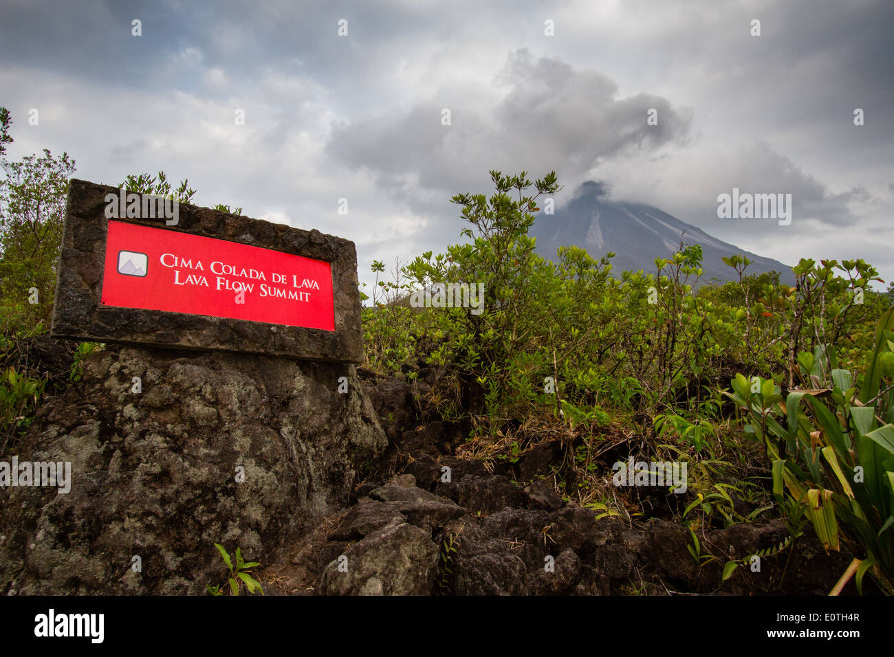 Il Vulcano Arenal dal 1968 eruzione del flusso di lava - Vertice segno marker - Costa Rica Foto Stock