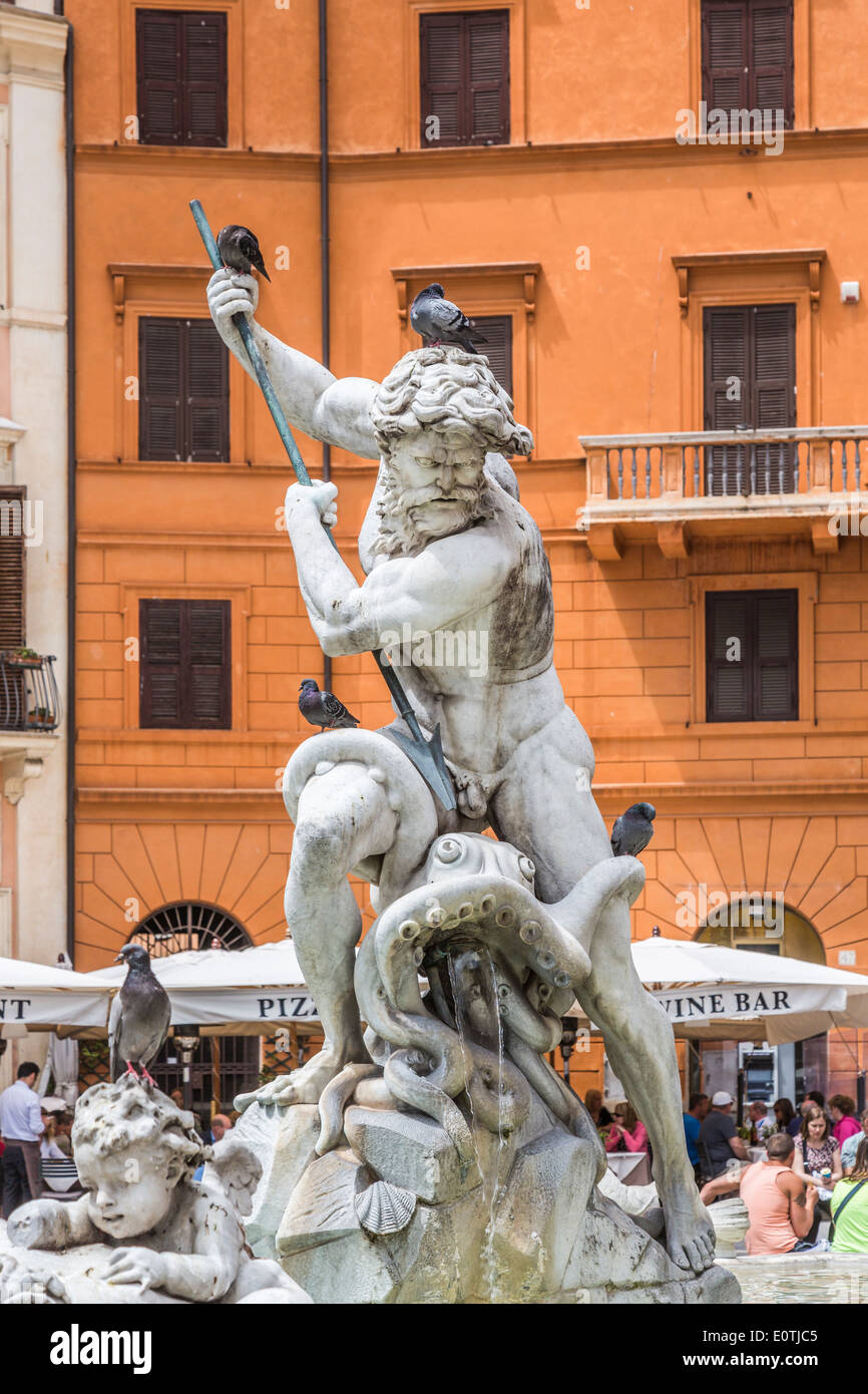 Piazza Navona, una piazza della città di Roma - statua di Nettuno da Antonio della Bitta nella fontana del Nettuno da Giacomo della Porta Foto Stock