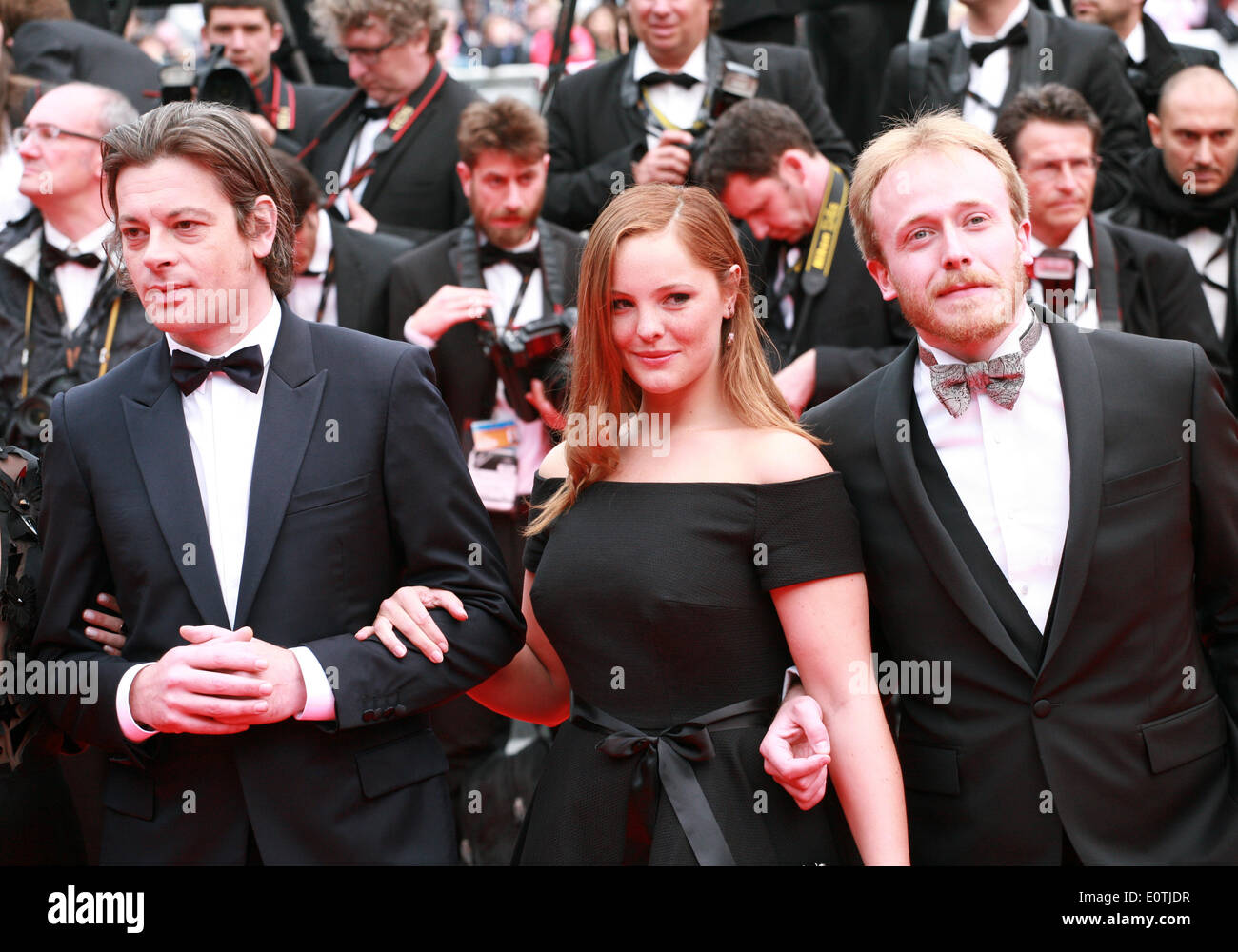 Cannes, Francia. Il 19 maggio 2014. Benjamin Biolay, Elsa Canovas, Benoit Hamon, all'Foxcatcher screening di gala tappeto rosso al 67th Cannes Film Festival in Francia. Lunedì 19 Maggio 2014 a Cannes Film Festival, Francia. Credito: Doreen Kennedy/Alamy Live News Foto Stock