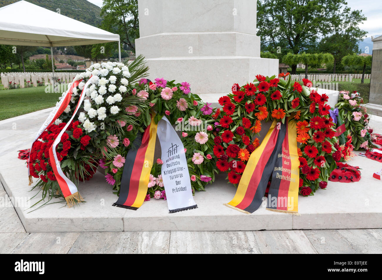 Ghirlande prevista in corrispondenza di un memoriale ai caduti nelle battaglie di Cassino e altre battaglie della Seconda guerra mondiale campaignl italiano Foto Stock