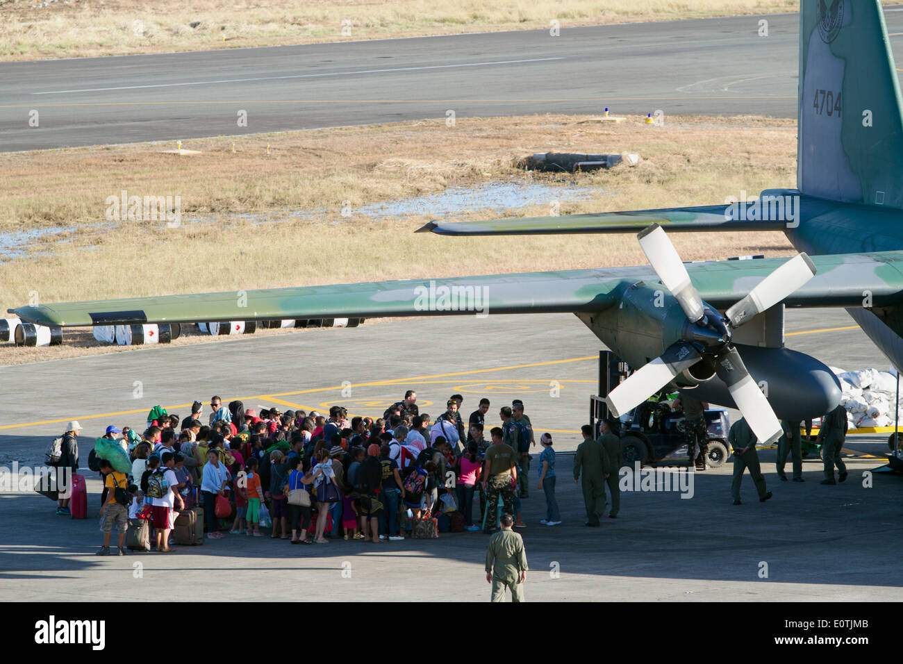 Evacuazione dei sopravvissuti da militari aereo cargo di Tacloban City Filippine Foto Stock