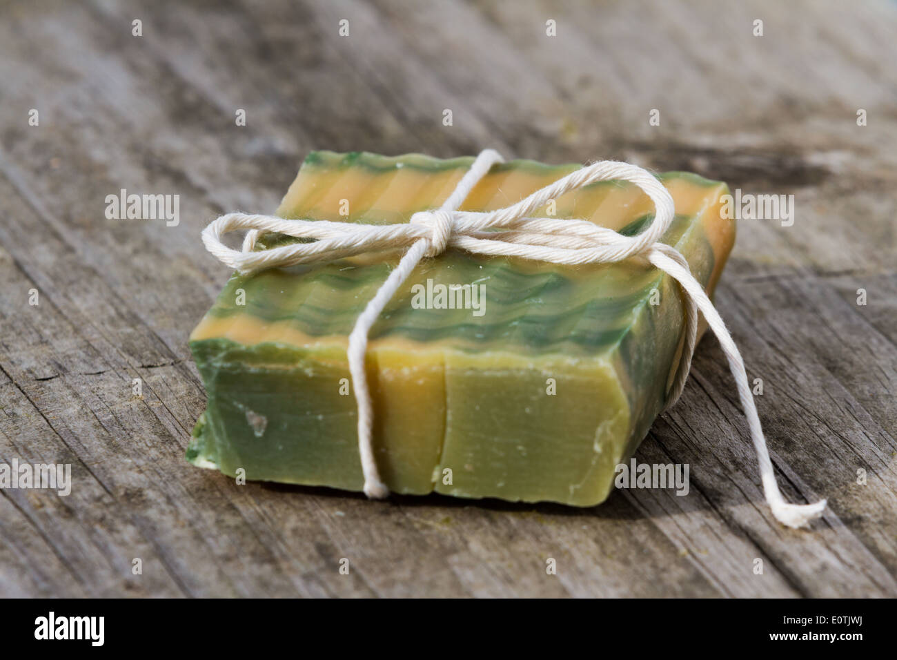 Appena fatti bar organico di citronella sapone su un vecchio tavolo in legno Foto Stock