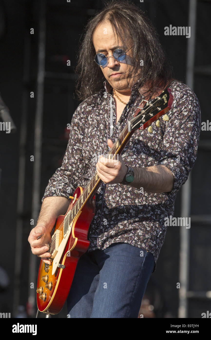Columbus, Ohio, Stati Uniti d'America. 18 Maggio, 2014. Il chitarrista TONY CANTANIA di Jason Bonham Led Zeppelin esperienza suona dal vivo al Rock sulla gamma music festival in Columbus, Ohio © Daniel DeSlover/ZUMAPRESS.com/Alamy Live News Foto Stock
