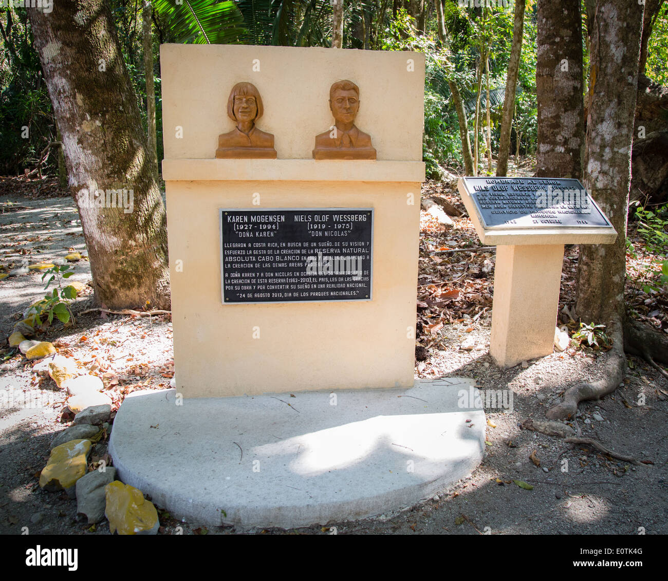 Targhe commemorative e sculture di Nicolas Wessberg e Karen Mogensen fondatori di Cabo Blanco Riserva Naturale di Costa Rica Foto Stock