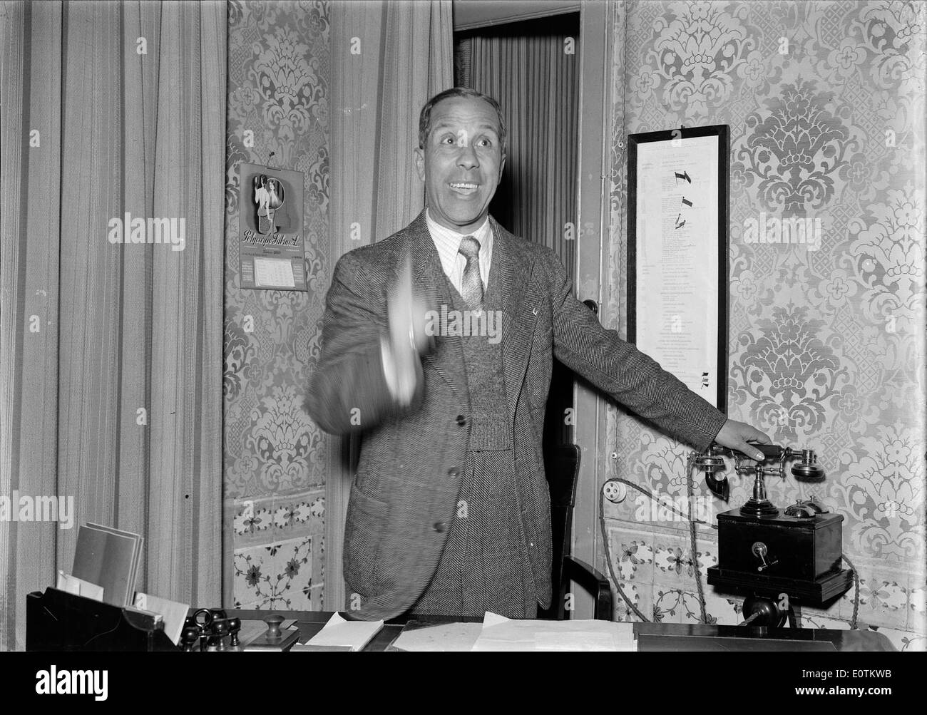 Una fotografia motion blur di António Silva, un attore portoghese di spicco, scattata durante una performance dinamica, che mette in evidenza la sua presenza scenica e il suo movimento. Foto Stock