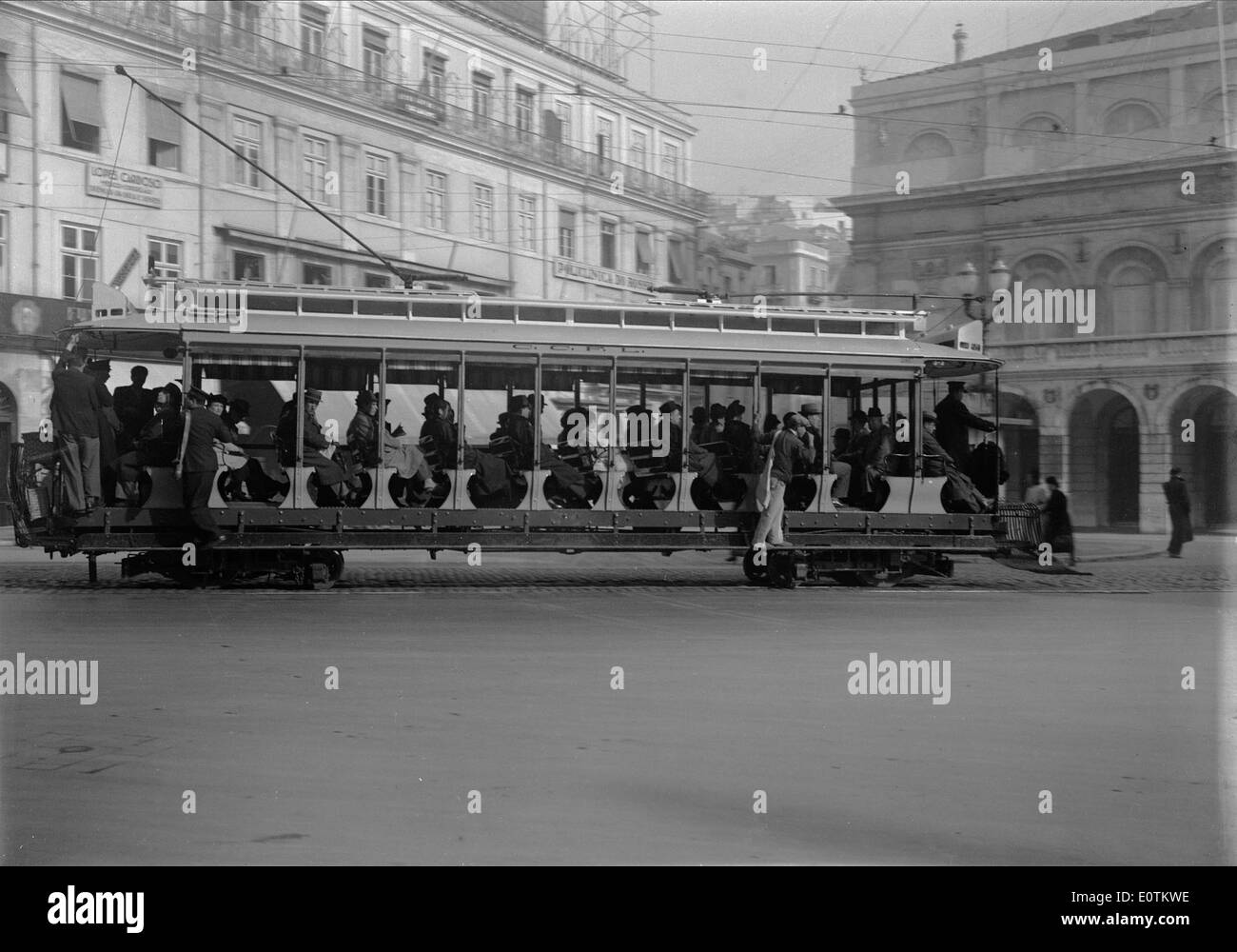 Una fotografia da Lisbona con un tradizionale tram elettrico (eléctrico) in movimento. Questi veicoli iconici fanno parte del sistema di trasporto pubblico della città, che rappresenta un aspetto chiave del paesaggio urbano e della storia dei trasporti di Lisbona. Foto Stock